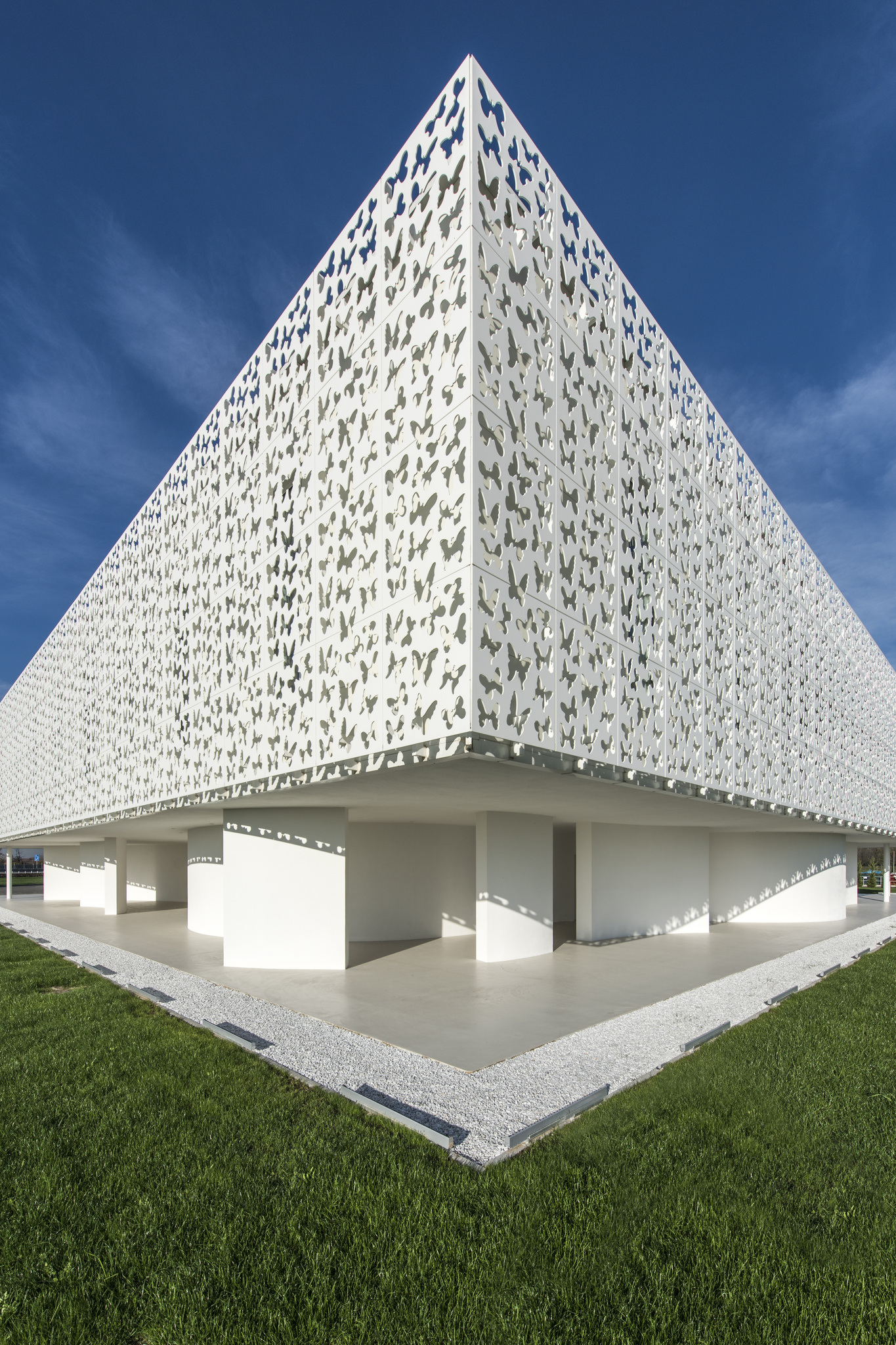 Fachada ventilada en Corian® Exteriors — Kladdia Surface